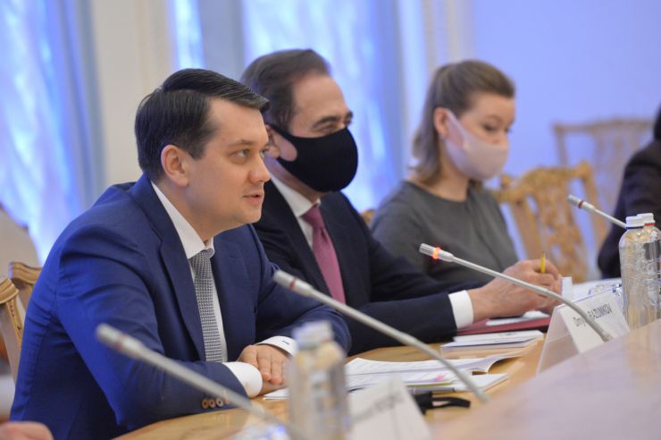 Голова Верховної Ради України Дмитро Разумков провів зустріч з Надзвичайним і Повноважним Послом Китайської Народної Республіки в Україні Фань Сяньжуном.

Голова українського Парламенту підкреслив важливість налагодження міжпарламентського діалогу і взаємодії на рівні депутатських груп дружби.  

Особливу увагу під час зустрічі сторони приділили обговоренню економічної співпраці між двома країнами. Дмитро Разумков підкреслив, що Україна незмінно підтримує позицію всебічного поглиблення відносин із Китаєм.
