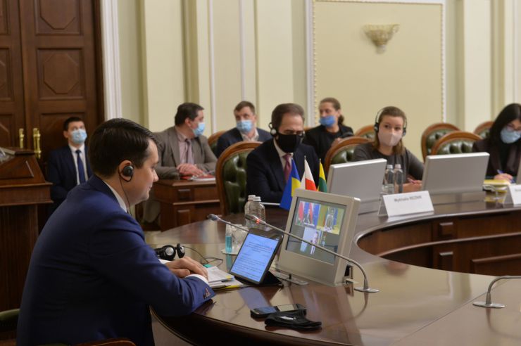 Голова Верховної Ради України Дмитро Разумков обговорив зі Спікером Сеймасу Литовської Республіки Вікторією Чмілітє-Нільсен та Маршалком Сенату Республіки Польщі Томашем Гродзьким  порядок денний майбутнього засідання Міжпарламентської Асамблеї, яке відбудеться в липні 2021 року у Варшаві.

«Ми високо цінуємо сталу підтримку Варшавою і Вільнюсом суверенітету і територіальної цілісності України в її міжнародно визнаних кордонах», - заявив Голова українського Парламенту на початку зустрічі.
