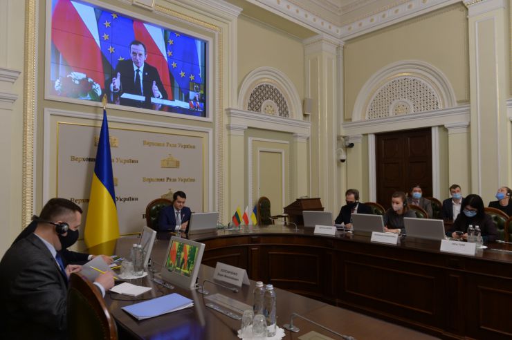 Голова Верховної Ради України Дмитро Разумков обговорив зі Спікером Сеймасу Литовської Республіки Вікторією Чмілітє-Нільсен та Маршалком Сенату Республіки Польщі Томашем Гродзьким  порядок денний майбутнього засідання Міжпарламентської Асамблеї, яке відбудеться в липні 2021 року у Варшаві.

«Ми високо цінуємо сталу підтримку Варшавою і Вільнюсом суверенітету і територіальної цілісності України в її міжнародно визнаних кордонах», - заявив Голова українського Парламенту на початку зустрічі.

