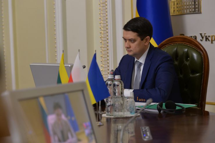 Голова Верховної Ради України Дмитро Разумков обговорив зі Спікером Сеймасу Литовської Республіки Вікторією Чмілітє-Нільсен та Маршалком Сенату Республіки Польщі Томашем Гродзьким  порядок денний майбутнього засідання Міжпарламентської Асамблеї, яке відбудеться в липні 2021 року у Варшаві.

«Ми високо цінуємо сталу підтримку Варшавою і Вільнюсом суверенітету і територіальної цілісності України в її міжнародно визнаних кордонах», - заявив Голова українського Парламенту на початку зустрічі.
