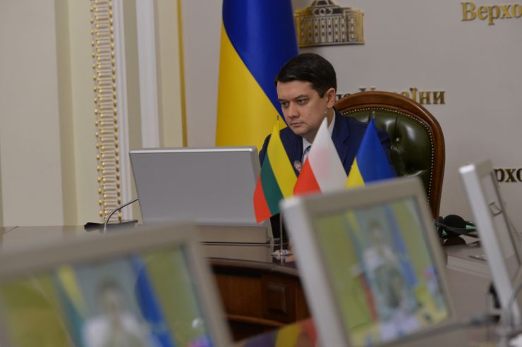 Голова Верховної Ради України Дмитро Разумков обговорив зі Спікером Сеймасу Литовської Республіки Вікторією Чмілітє-Нільсен та Маршалком Сенату Республіки Польщі Томашем Гродзьким  порядок денний майбутнього засідання Міжпарламентської Асамблеї, яке відбудеться в липні 2021 року у Варшаві.

«Ми високо цінуємо сталу підтримку Варшавою і Вільнюсом суверенітету і територіальної цілісності України в її міжнародно визнаних кордонах», - заявив Голова українського Парламенту на початку зустрічі.
