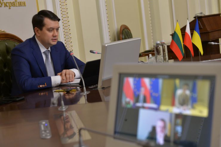 Голова Верховної Ради України Дмитро Разумков обговорив зі Спікером Сеймасу Литовської Республіки Вікторією Чмілітє-Нільсен та Маршалком Сенату Республіки Польщі Томашем Гродзьким  порядок денний майбутнього засідання Міжпарламентської Асамблеї, яке відбудеться в липні 2021 року у Варшаві.

«Ми високо цінуємо сталу підтримку Варшавою і Вільнюсом суверенітету і територіальної цілісності України в її міжнародно визнаних кордонах», - заявив Голова українського Парламенту на початку зустрічі.
