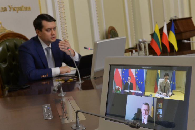 Голова Верховної Ради України Дмитро Разумков обговорив зі Спікером Сеймасу Литовської Республіки Вікторією Чмілітє-Нільсен та Маршалком Сенату Республіки Польщі Томашем Гродзьким  порядок денний майбутнього засідання Міжпарламентської Асамблеї, яке відбудеться в липні 2021 року у Варшаві.

«Ми високо цінуємо сталу підтримку Варшавою і Вільнюсом суверенітету і територіальної цілісності України в її міжнародно визнаних кордонах», - заявив Голова українського Парламенту на початку зустрічі.
