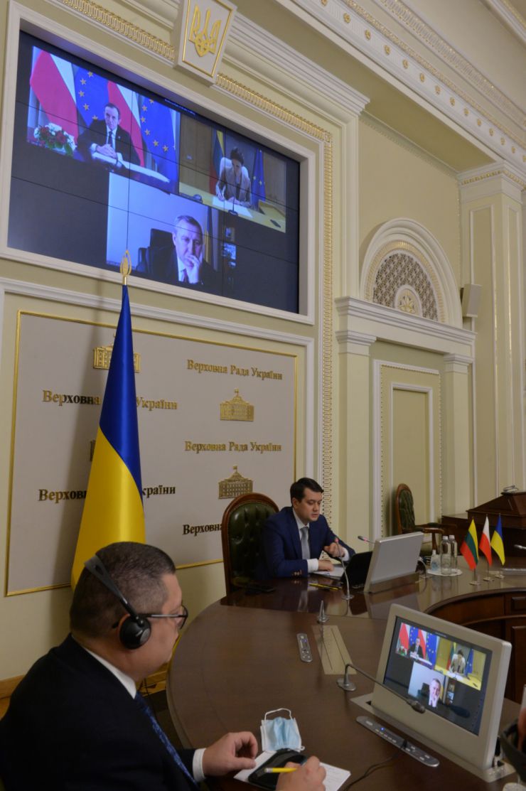 Голова Верховної Ради України Дмитро Разумков обговорив зі Спікером Сеймасу Литовської Республіки Вікторією Чмілітє-Нільсен та Маршалком Сенату Республіки Польщі Томашем Гродзьким  порядок денний майбутнього засідання Міжпарламентської Асамблеї, яке відбудеться в липні 2021 року у Варшаві.

«Ми високо цінуємо сталу підтримку Варшавою і Вільнюсом суверенітету і територіальної цілісності України в її міжнародно визнаних кордонах», - заявив Голова українського Парламенту на початку зустрічі.
