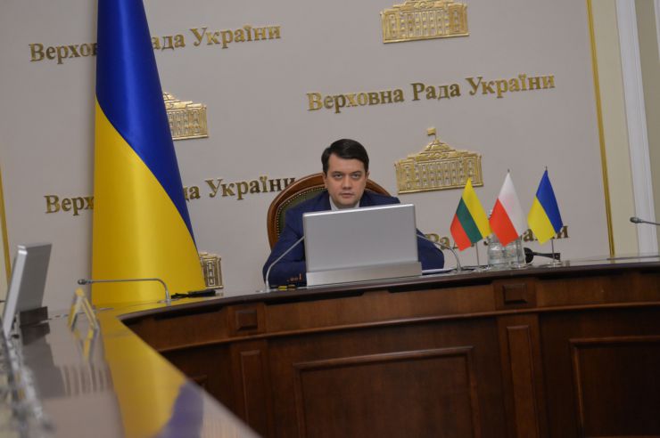 Голова Верховної Ради України Дмитро Разумков обговорив зі Спікером Сеймасу Литовської Республіки Вікторією Чмілітє-Нільсен та Маршалком Сенату Республіки Польщі Томашем Гродзьким  порядок денний майбутнього засідання Міжпарламентської Асамблеї, яке відбудеться в липні 2021 року у Варшаві.

«Ми високо цінуємо сталу підтримку Варшавою і Вільнюсом суверенітету і територіальної цілісності України в її міжнародно визнаних кордонах», - заявив Голова українського Парламенту на початку зустрічі.
