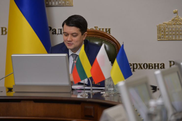 Голова Верховної Ради України Дмитро Разумков обговорив зі Спікером Сеймасу Литовської Республіки Вікторією Чмілітє-Нільсен та Маршалком Сенату Республіки Польщі Томашем Гродзьким  порядок денний майбутнього засідання Міжпарламентської Асамблеї, яке відбудеться в липні 2021 року у Варшаві.

«Ми високо цінуємо сталу підтримку Варшавою і Вільнюсом суверенітету і територіальної цілісності України в її міжнародно визнаних кордонах», - заявив Голова українського Парламенту на початку зустрічі.
