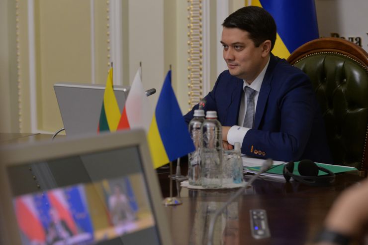 Голова Верховної Ради України Дмитро Разумков обговорив зі Спікером Сеймасу Литовської Республіки Вікторією Чмілітє-Нільсен та Маршалком Сенату Республіки Польщі Томашем Гродзьким  порядок денний майбутнього засідання Міжпарламентської Асамблеї, яке відбудеться в липні 2021 року у Варшаві.

«Ми високо цінуємо сталу підтримку Варшавою і Вільнюсом суверенітету і територіальної цілісності України в її міжнародно визнаних кордонах», - заявив Голова українського Парламенту на початку зустрічі.
