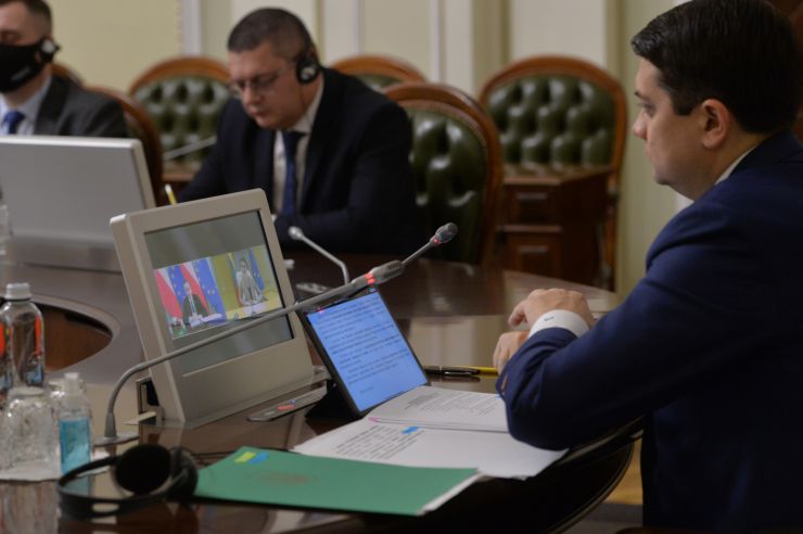 Голова Верховної Ради України Дмитро Разумков обговорив зі Спікером Сеймасу Литовської Республіки Вікторією Чмілітє-Нільсен та Маршалком Сенату Республіки Польщі Томашем Гродзьким  порядок денний майбутнього засідання Міжпарламентської Асамблеї, яке відбудеться в липні 2021 року у Варшаві.

«Ми високо цінуємо сталу підтримку Варшавою і Вільнюсом суверенітету і територіальної цілісності України в її міжнародно визнаних кордонах», - заявив Голова українського Парламенту на початку зустрічі.
