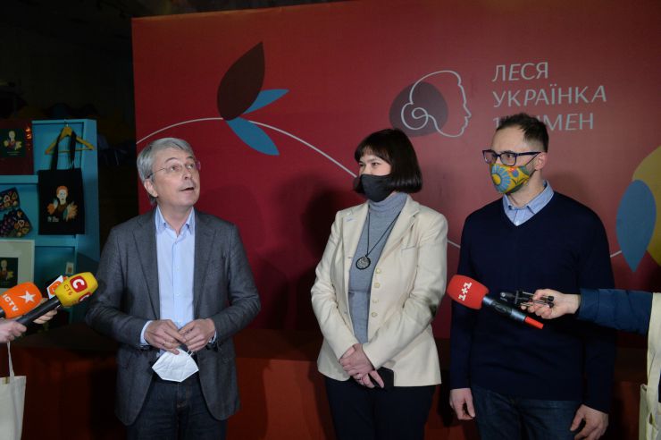 З нагоди 150-річчя від дня народження Лесі Українки МКІП відкриває масштабний мистецький проєкт «Леся Українка: 150 імен»

25 лютого, в день народження Лариси Косач-Квітки, Міністерство культури та інформаційної політики та Державне агентство України з питань мистецтв та мистецької освіти, разом із агенцією Postmen та Національним центром «Український Дім» відкривають грандіозний мистецький проєкт «Леся Українка: 150 імен». 
На фото – Показ виставки  для ЗМІ 24 лютого 2021 року.
