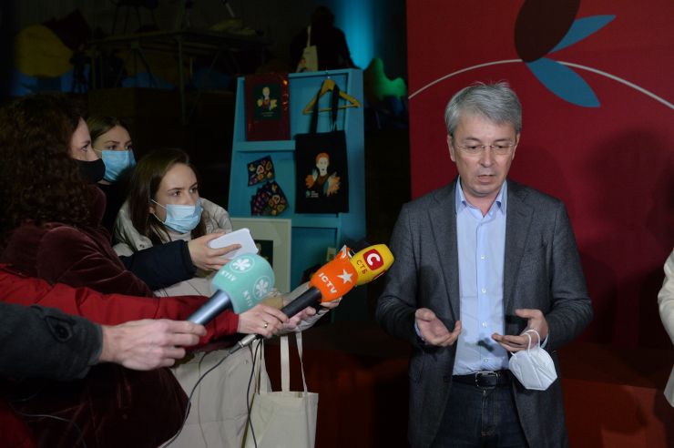 З нагоди 150-річчя від дня народження Лесі Українки МКІП відкриває масштабний мистецький проєкт «Леся Українка: 150 імен»

25 лютого, в день народження Лариси Косач-Квітки, Міністерство культури та інформаційної політики та Державне агентство України з питань мистецтв та мистецької освіти, разом із агенцією Postmen та Національним центром «Український Дім» відкривають грандіозний мистецький проєкт «Леся Українка: 150 імен». 
На фото – Показ виставки  для ЗМІ 24 лютого 2021 року.
