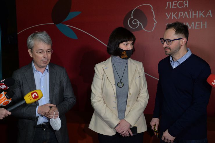 З нагоди 150-річчя від дня народження Лесі Українки МКІП відкриває масштабний мистецький проєкт «Леся Українка: 150 імен»

25 лютого, в день народження Лариси Косач-Квітки, Міністерство культури та інформаційної політики та Державне агентство України з питань мистецтв та мистецької освіти, разом із агенцією Postmen та Національним центром «Український Дім» відкривають грандіозний мистецький проєкт «Леся Українка: 150 імен». 
На фото – Показ виставки  для ЗМІ 24 лютого 2021 року.
