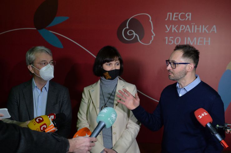 З нагоди 150-річчя від дня народження Лесі Українки МКІП відкриває масштабний мистецький проєкт «Леся Українка: 150 імен»

25 лютого, в день народження Лариси Косач-Квітки, Міністерство культури та інформаційної політики та Державне агентство України з питань мистецтв та мистецької освіти, разом із агенцією Postmen та Національним центром «Український Дім» відкривають грандіозний мистецький проєкт «Леся Українка: 150 імен». 
На фото – Показ виставки  для ЗМІ 24 лютого 2021 року.
