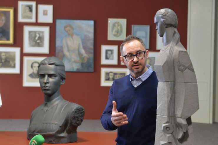 З нагоди 150-річчя від дня народження Лесі Українки МКІП відкриває масштабний мистецький проєкт «Леся Українка: 150 імен»

25 лютого, в день народження Лариси Косач-Квітки, Міністерство культури та інформаційної політики та Державне агентство України з питань мистецтв та мистецької освіти, разом із агенцією Postmen та Національним центром «Український Дім» відкривають грандіозний мистецький проєкт «Леся Українка: 150 імен». 
На фото – Показ виставки  для ЗМІ 24 лютого 2021 року.
