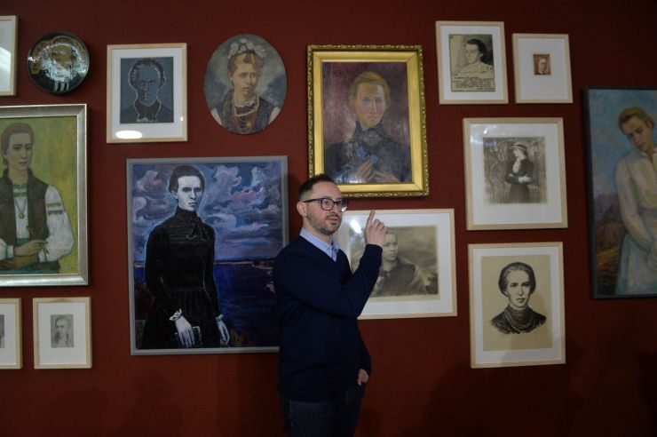 З нагоди 150-річчя від дня народження Лесі Українки МКІП відкриває масштабний мистецький проєкт «Леся Українка: 150 імен»

25 лютого, в день народження Лариси Косач-Квітки, Міністерство культури та інформаційної політики та Державне агентство України з питань мистецтв та мистецької освіти, разом із агенцією Postmen та Національним центром «Український Дім» відкривають грандіозний мистецький проєкт «Леся Українка: 150 імен». 
На фото – Показ виставки  для ЗМІ 24 лютого 2021 року.
