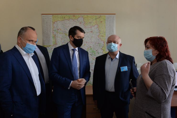 Робоча поїздка  Голови Верховної Ради України Дмитра РАЗУМКОВА 
до Вінницької області.

Ознайомлення із роботою медичного центру.
КНП «ТМО «Вінницький обласний центр екстреної медичної допомоги та медицини катастроф Вінницької обласної Ради» обслуговує 1569323 населення.
