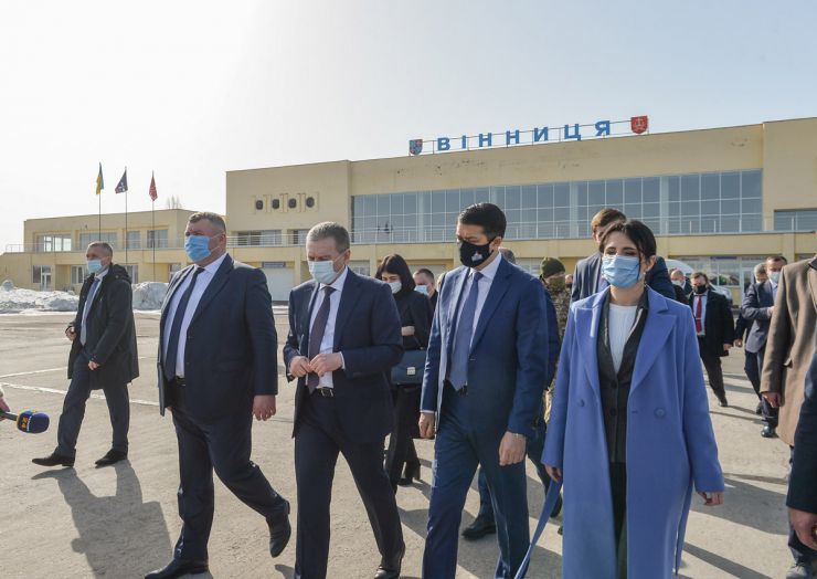 Голова Верховної Ради Україна Дмитро Разумков у межах робочої поїздки до Вінницької області ознайомився з дорожньою картою реконструкції аеропорту “Вінниця”.