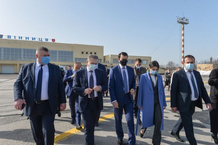 Голова Верховної Ради Україна Дмитро Разумков у межах робочої поїздки до Вінницької області ознайомився з дорожньою картою реконструкції аеропорту “Вінниця”.