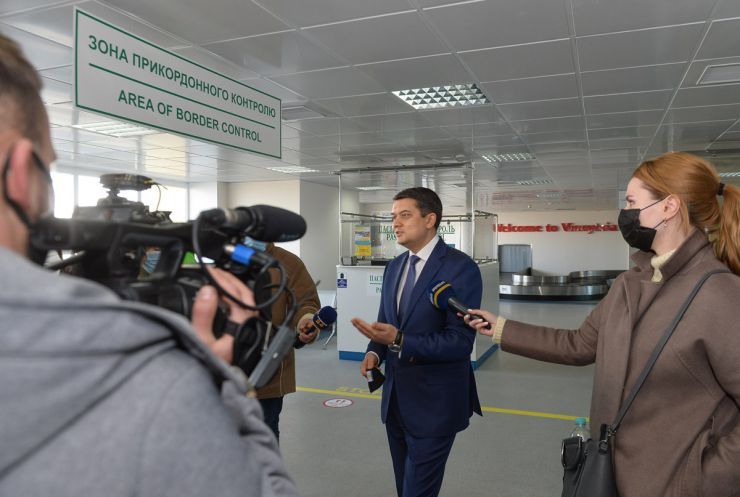 Голова Верховної Ради Україна Дмитро Разумков у межах робочої поїздки до Вінницької області ознайомився з дорожньою картою реконструкції аеропорту “Вінниця”.