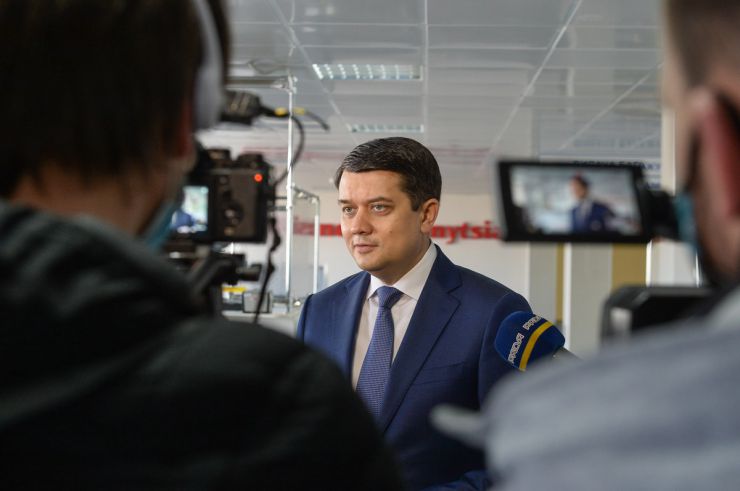 Голова Верховної Ради Україна Дмитро Разумков у межах робочої поїздки до Вінницької області ознайомився з дорожньою картою реконструкції аеропорту “Вінниця”.