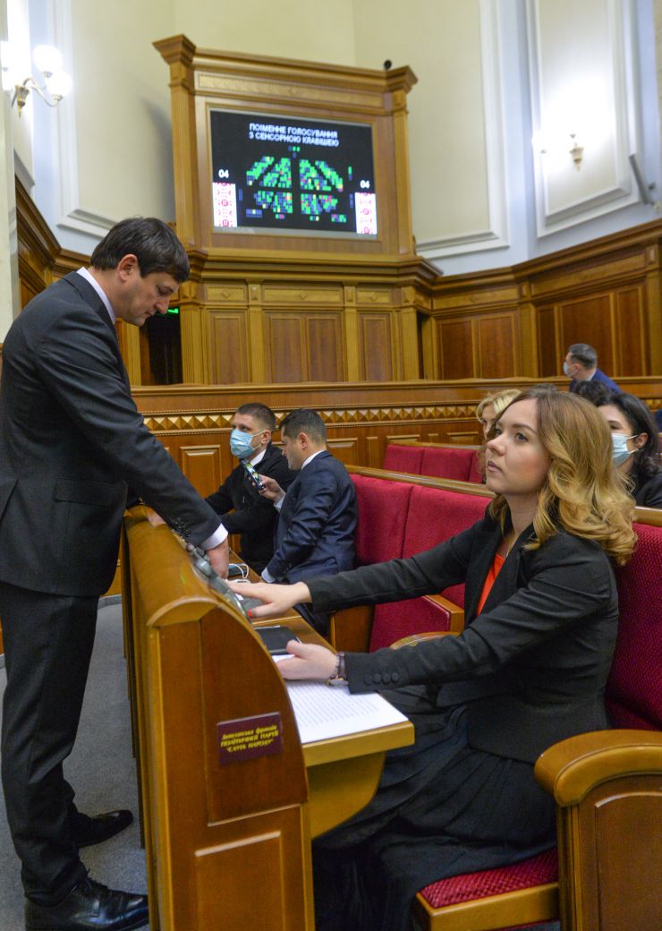 Пленарне засідання Верховної Ради України.
   
Голова Верховної Ради України Дмитро Разумков відкрив пленарне засідання. 
На пропозицію Голови Верховної Ради Дмитра Разумкова народні депутати хвилиною мовчання вшанували пам’ять першого міністра закордонних справ України Анатолія Зленка, який пішов з життя.
Відбулося Тестування роботи сенсорної кнопки системи голосування «Рада-3».
Прийнято Закон 