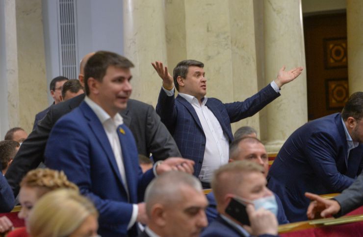 Пленарне засідання Верховної Ради України.
   
Голова Верховної Ради України Дмитро Разумков відкрив пленарне засідання. 
На пропозицію Голови Верховної Ради Дмитра Разумкова народні депутати хвилиною мовчання вшанували пам’ять першого міністра закордонних справ України Анатолія Зленка, який пішов з життя.
Відбулося Тестування роботи сенсорної кнопки системи голосування «Рада-3».
Прийнято Закон 