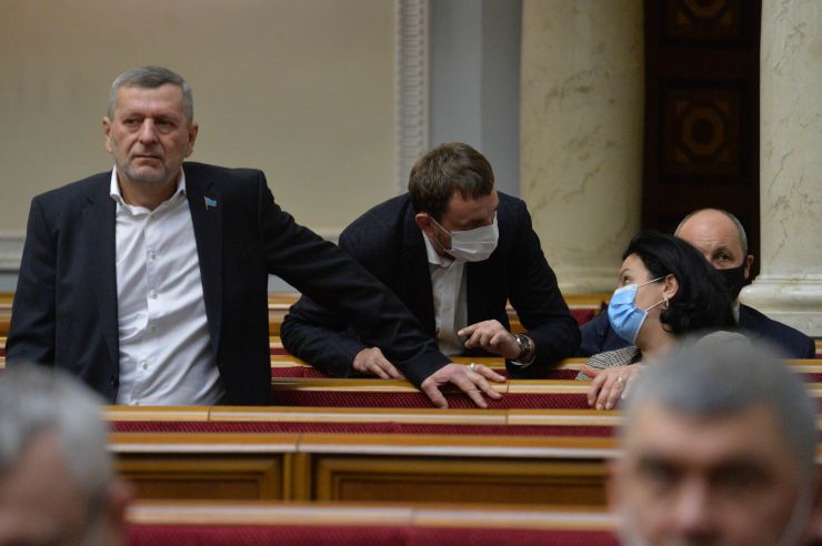 Пленарне засідання Верховної Ради України.
Пленарне засідання відкрив Перший заступник Голови Верховної Ради України Руслан Стефанчук.
Із заявою від двох фракцій виступив народний депутат Михайло Забродський.
Головуючий повідомив про процедуру розгляду Звіту під час пленарного засідання і надав слово для доповіді виконуючому обов'язки директора Державного бюро розслідувань Олексію Сухачову. Зліва Ахтем Чійгоз-ЄС
