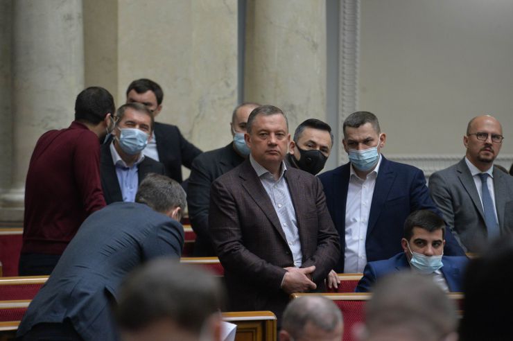 Пленарне засідання Верховної Ради України.
Пленарне засідання відкрив Перший заступник Голови Верховної Ради України Руслан Стефанчук.
Із заявою від двох фракцій виступив народний депутат Михайло Забродський.
Головуючий повідомив про процедуру розгляду Звіту під час пленарного засідання і надав слово для доповіді виконуючому обов'язки директора Державного бюро розслідувань Олексію Сухачову. В центрі Ярослав Дубневич -За майбутнє
