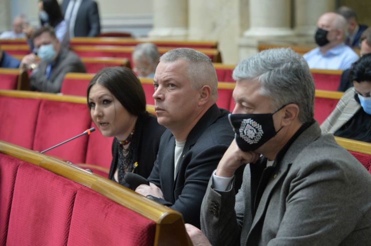 Пленарне засідання Верховної Ради України.
Пленарне засідання відкрив Перший заступник Голови Верховної Ради України Руслан Стефанчук.
Із заявою від двох фракцій виступив народний депутат Михайло Забродський.
Головуючий повідомив про процедуру розгляду Звіту під час пленарного засідання і надав слово для доповіді виконуючому обов'язки директора Державного бюро розслідувань Олексію Сухачову. Софія Федина, Михайло Забродський, Петро Порошенко -всі ЄС
 