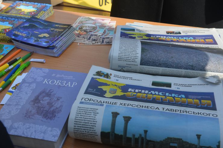 Щорічна акція солідарності з українським Кримом. Під час акції зі словами підтримки до мешканців Криму звернуться звільнені політичні в'язні, кримські журналісти та громадські діячі, представники Меджлісу кримськотатарського народу, органів державної влади, правозахисники та інші небайдужі громадяни. Всі, хто хоче підтримати мешканців Криму в окупації, зможуть взяти участь у бук-кросингу. Приносьте на акцію книжки українських авторів, а вже на місці підписуйте листівки зі словами підтримки. Ці книги та листівки згодом будуть розміщені на українських КПВВ з Кримом, де їх зможуть брати кримчани, які перетинають адмінмежу. 
Київ, вул. Володимирська, 60, парк ім. Т.Шевченка
