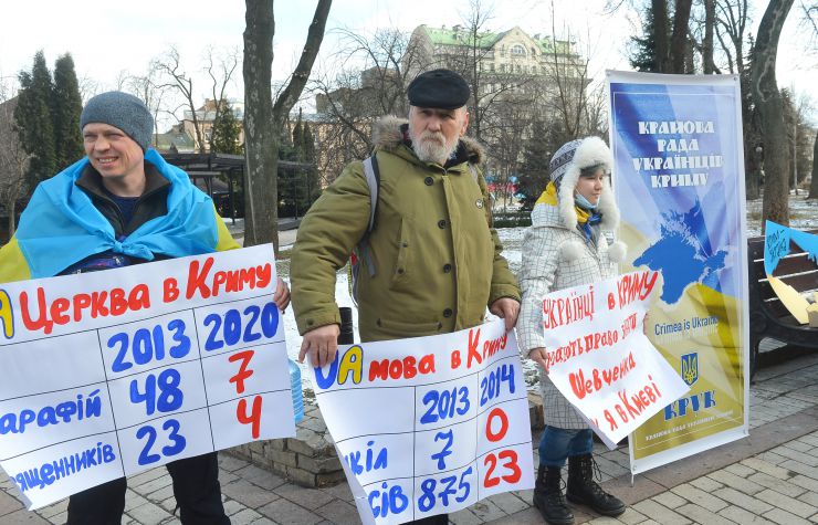 Щорічна акція солідарності з українським Кримом. Під час акції зі словами підтримки до мешканців Криму звернуться звільнені політичні в'язні, кримські журналісти та громадські діячі, представники Меджлісу кримськотатарського народу, органів державної влади, правозахисники та інші небайдужі громадяни. Всі, хто хоче підтримати мешканців Криму в окупації, зможуть взяти участь у бук-кросингу. Приносьте на акцію книжки українських авторів, а вже на місці підписуйте листівки зі словами підтримки. Ці книги та листівки згодом будуть розміщені на українських КПВВ з Кримом, де їх зможуть брати кримчани, які перетинають адмінмежу. 
Київ, вул. Володимирська, 60, парк ім. Т.Шевченка
