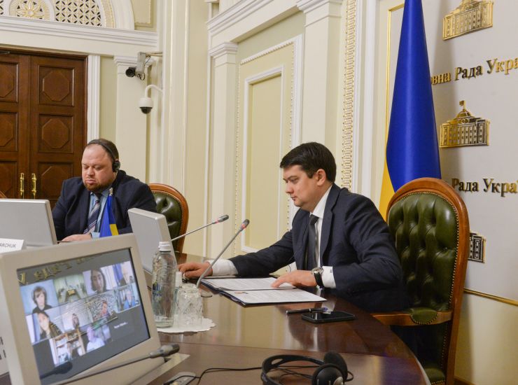 Верховна Рада України продовжує проводити парламентську реформу. Про це Голова Парламенту Дмитро Разумков заявив під час відеоконференції з колишнім Президентом Європейського Парламенту Петом Коксом і доповідачем Європейського Парламенту по Україні Міхаелем Ґалером.

Голова Верховної Ради зазначив, що на початку березня була введена в роботу сенсорна кнопка для персонального голосування народних депутатів. Її головна мета - повністю унеможливити кнопкодавство в сесійній залі.

