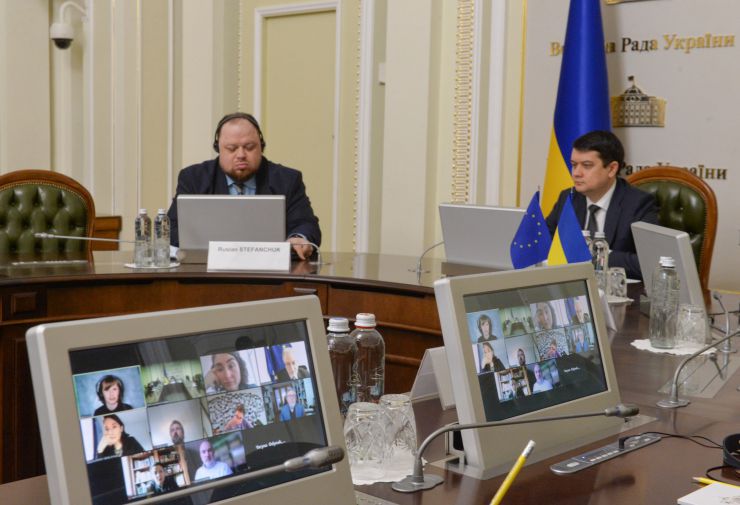 Верховна Рада України продовжує проводити парламентську реформу. Про це Голова Парламенту Дмитро Разумков заявив під час відеоконференції з колишнім Президентом Європейського Парламенту Петом Коксом і доповідачем Європейського Парламенту по Україні Міхаелем Ґалером.

Голова Верховної Ради зазначив, що на початку березня була введена в роботу сенсорна кнопка для персонального голосування народних депутатів. Її головна мета - повністю унеможливити кнопкодавство в сесійній залі.
Стефанчук
