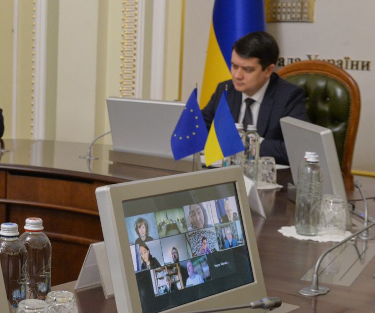 Верховна Рада України продовжує проводити парламентську реформу. Про це Голова Парламенту Дмитро Разумков заявив під час відеоконференції з колишнім Президентом Європейського Парламенту Петом Коксом і доповідачем Європейського Парламенту по Україні Міхаелем Ґалером.

Голова Верховної Ради зазначив, що на початку березня була введена в роботу сенсорна кнопка для персонального голосування народних депутатів. Її головна мета - повністю унеможливити кнопкодавство в сесійній залі.
