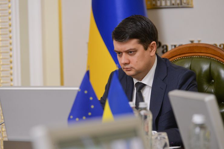 Верховна Рада України продовжує проводити парламентську реформу. Про це Голова Парламенту Дмитро Разумков заявив під час відеоконференції з колишнім Президентом Європейського Парламенту Петом Коксом і доповідачем Європейського Парламенту по Україні Міхаелем Ґалером.

Голова Верховної Ради зазначив, що на початку березня була введена в роботу сенсорна кнопка для персонального голосування народних депутатів. Її головна мета - повністю унеможливити кнопкодавство в сесійній залі.
