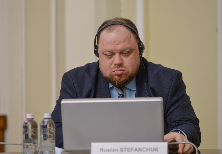 Верховна Рада України продовжує проводити парламентську реформу. Про це Голова Парламенту Дмитро Разумков заявив під час відеоконференції з колишнім Президентом Європейського Парламенту Петом Коксом і доповідачем Європейського Парламенту по Україні Міхаелем Ґалером.

Голова Верховної Ради зазначив, що на початку березня була введена в роботу сенсорна кнопка для персонального голосування народних депутатів. Її головна мета - повністю унеможливити кнопкодавство в сесійній залі.
Стефанчук
