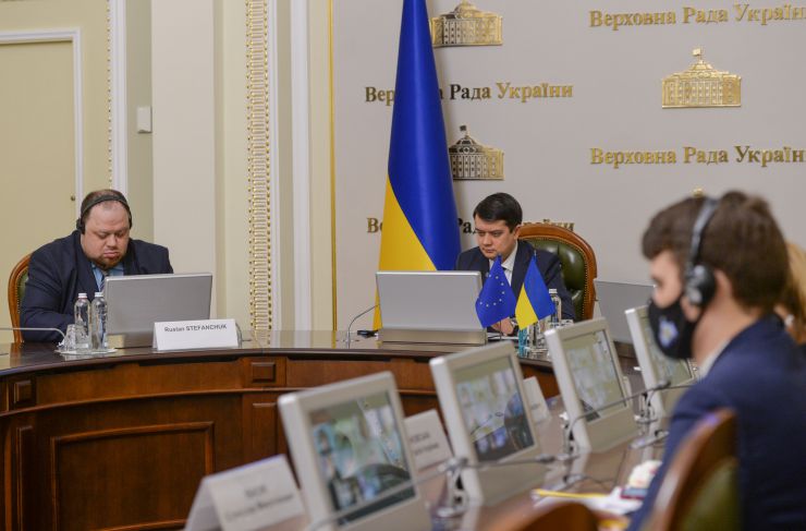 Верховна Рада України продовжує проводити парламентську реформу. Про це Голова Парламенту Дмитро Разумков заявив під час відеоконференції з колишнім Президентом Європейського Парламенту Петом Коксом і доповідачем Європейського Парламенту по Україні Міхаелем Ґалером.

Голова Верховної Ради зазначив, що на початку березня була введена в роботу сенсорна кнопка для персонального голосування народних депутатів. Її головна мета - повністю унеможливити кнопкодавство в сесійній залі.
Стефанчук
