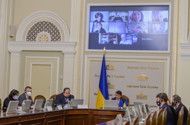 Верховна Рада України продовжує проводити парламентську реформу. Про це Голова Парламенту Дмитро Разумков заявив під час відеоконференції з колишнім Президентом Європейського Парламенту Петом Коксом і доповідачем Європейського Парламенту по Україні Міхаелем Ґалером.

Голова Верховної Ради зазначив, що на початку березня була введена в роботу сенсорна кнопка для персонального голосування народних депутатів. Її головна мета - повністю унеможливити кнопкодавство в сесійній залі.
