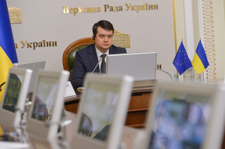 Верховна Рада України продовжує проводити парламентську реформу. Про це Голова Парламенту Дмитро Разумков заявив під час відеоконференції з колишнім Президентом Європейського Парламенту Петом Коксом і доповідачем Європейського Парламенту по Україні Міхаелем Ґалером.

Голова Верховної Ради зазначив, що на початку березня була введена в роботу сенсорна кнопка для персонального голосування народних депутатів. Її головна мета - повністю унеможливити кнопкодавство в сесійній залі.
