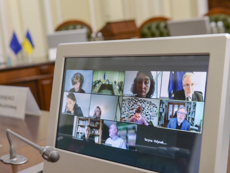 Верховна Рада України продовжує проводити парламентську реформу. Про це Голова Парламенту Дмитро Разумков заявив під час відеоконференції з колишнім Президентом Європейського Парламенту Петом Коксом і доповідачем Європейського Парламенту по Україні Міхаелем Ґалером.

Голова Верховної Ради зазначив, що на початку березня була введена в роботу сенсорна кнопка для персонального голосування народних депутатів. Її головна мета - повністю унеможливити кнопкодавство в сесійній залі.
