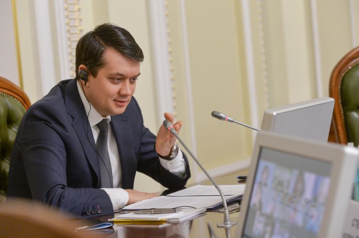 Верховна Рада України продовжує проводити парламентську реформу. Про це Голова Парламенту Дмитро Разумков заявив під час відеоконференції з колишнім Президентом Європейського Парламенту Петом Коксом і доповідачем Європейського Парламенту по Україні Міхаелем Ґалером.

Голова Верховної Ради зазначив, що на початку березня була введена в роботу сенсорна кнопка для персонального голосування народних депутатів. Її головна мета - повністю унеможливити кнопкодавство в сесійній залі.
