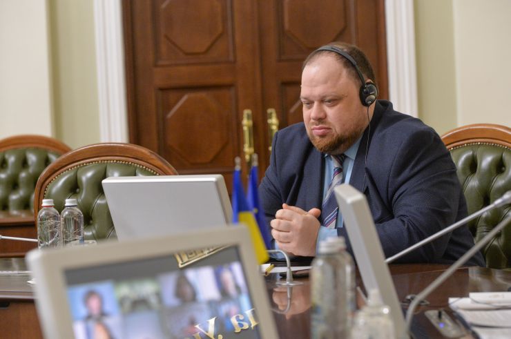 Верховна Рада України продовжує проводити парламентську реформу. Про це Голова Парламенту Дмитро Разумков заявив під час відеоконференції з колишнім Президентом Європейського Парламенту Петом Коксом і доповідачем Європейського Парламенту по Україні Міхаелем Ґалером.

Голова Верховної Ради зазначив, що на початку березня була введена в роботу сенсорна кнопка для персонального голосування народних депутатів. Її головна мета - повністю унеможливити кнопкодавство в сесійній залі.
Стефанчук
