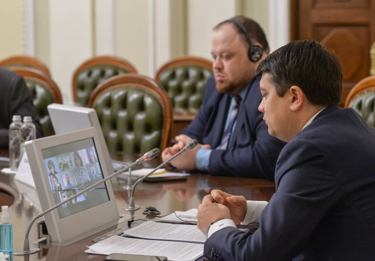 Верховна Рада України продовжує проводити парламентську реформу. Про це Голова Парламенту Дмитро Разумков заявив під час відеоконференції з колишнім Президентом Європейського Парламенту Петом Коксом і доповідачем Європейського Парламенту по Україні Міхаелем Ґалером.

Голова Верховної Ради зазначив, що на початку березня була введена в роботу сенсорна кнопка для персонального голосування народних депутатів. Її головна мета - повністю унеможливити кнопкодавство в сесійній залі.
Стефанчук
