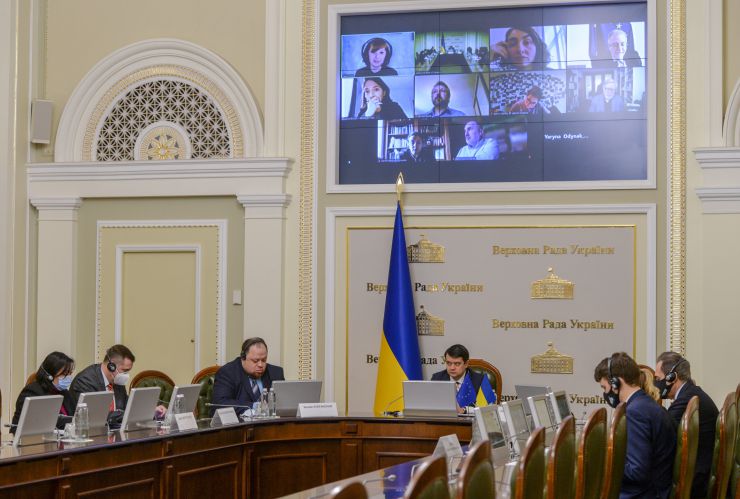 Верховна Рада України продовжує проводити парламентську реформу. Про це Голова Парламенту Дмитро Разумков заявив під час відеоконференції з колишнім Президентом Європейського Парламенту Петом Коксом і доповідачем Європейського Парламенту по Україні Міхаелем Ґалером.

Голова Верховної Ради зазначив, що на початку березня була введена в роботу сенсорна кнопка для персонального голосування народних депутатів. Її головна мета - повністю унеможливити кнопкодавство в сесійній залі.
