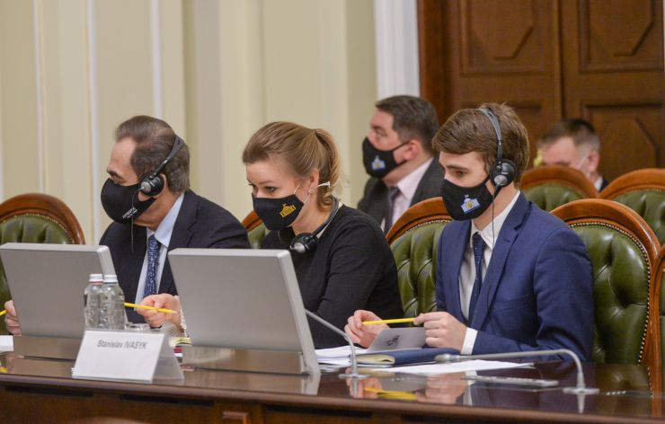 Верховна Рада України продовжує проводити парламентську реформу. Про це Голова Парламенту Дмитро Разумков заявив під час відеоконференції з колишнім Президентом Європейського Парламенту Петом Коксом і доповідачем Європейського Парламенту по Україні Міхаелем Ґалером.

Голова Верховної Ради зазначив, що на початку березня була введена в роботу сенсорна кнопка для персонального голосування народних депутатів. Її головна мета - повністю унеможливити кнопкодавство в сесійній залі.
