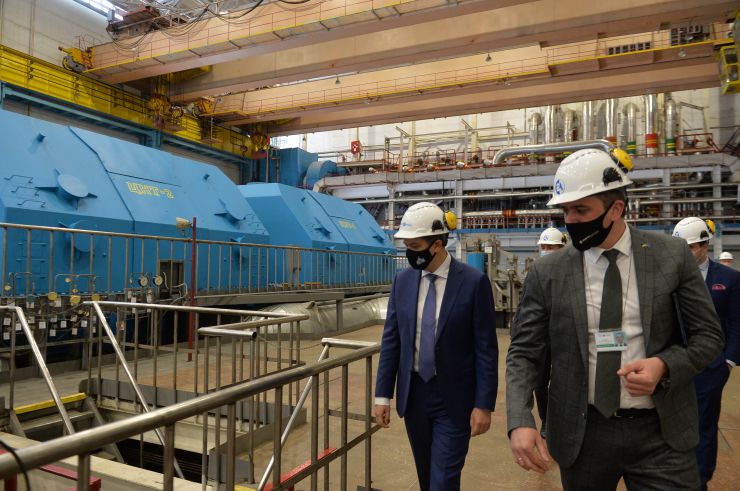 Робоча поїздка Голови Верховної Ради України Дмитра РАЗУМКОВА до Хмельницької області. 
Виробниче підприємство «Хмельницька АЕС». (Хмельницька область, м. Нетішин,  вул. Енергетиків, 20).
Зустрічає: генеральний директор Хмельницької АЕС КОЗЮРА Андрій Ростиславович.
Ознайомлення з роботою підприємства, виробничими потужностями та перспективами розвитку. Спілкування з представниками  трудового колективу.
