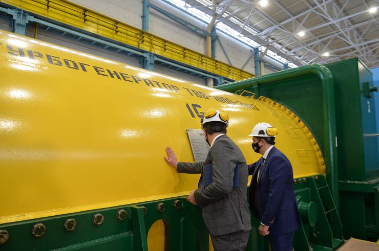 Робоча поїздка Голови Верховної Ради України Дмитра РАЗУМКОВА до Хмельницької області. 
Виробниче підприємство «Хмельницька АЕС». (Хмельницька область, м. Нетішин,  вул. Енергетиків, 20).
Зустрічає: генеральний директор Хмельницької АЕС КОЗЮРА Андрій Ростиславович.
Ознайомлення з роботою підприємства, виробничими потужностями та перспективами розвитку. Спілкування з представниками  трудового колективу.
