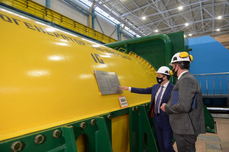 Робоча поїздка Голови Верховної Ради України Дмитра РАЗУМКОВА до Хмельницької області. 
Виробниче підприємство «Хмельницька АЕС». (Хмельницька область, м. Нетішин,  вул. Енергетиків, 20).
Зустрічає: генеральний директор Хмельницької АЕС КОЗЮРА Андрій Ростиславович.
Ознайомлення з роботою підприємства, виробничими потужностями та перспективами розвитку. Спілкування з представниками  трудового колективу.
