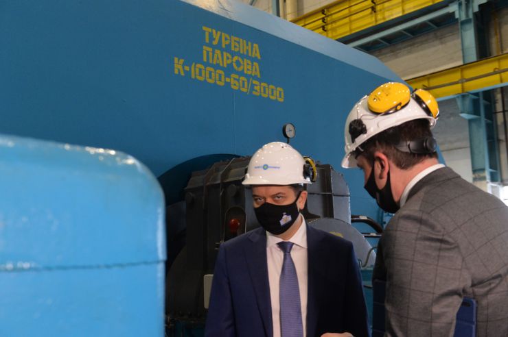 Робоча поїздка Голови Верховної Ради України Дмитра РАЗУМКОВА до Хмельницької області. 
Виробниче підприємство «Хмельницька АЕС». (Хмельницька область, м. Нетішин,  вул. Енергетиків, 20).
Зустрічає: генеральний директор Хмельницької АЕС КОЗЮРА Андрій Ростиславович.
Ознайомлення з роботою підприємства, виробничими потужностями та перспективами розвитку. Спілкування з представниками  трудового колективу.
