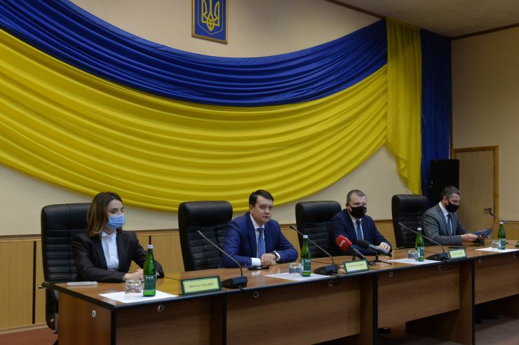Робоча поїздка Голови Верховної Ради України Дмитра РАЗУМКОВА до Хмельницької області. 
Виробниче підприємство «Хмельницька АЕС». (Хмельницька область, м. Нетішин,  вул. Енергетиків, 20).
Зустрічає: генеральний директор Хмельницької АЕС КОЗЮРА Андрій Ростиславович.
Ознайомлення з роботою підприємства, виробничими потужностями та перспективами розвитку. Спілкування з представниками  трудового колективу.
голова Хмельницької обласної ради ЛАБАЗЮК Віолета,
Голова Верховної Ради України Дмитро РАЗУМКОВ,
голова Хмельницької обласної державної адміністрації ГАМАЛІЙ Сергій В’ячеславович,
генеральний директор Хмельницької АЕС КОЗЮРА Андрій Ростиславович.

