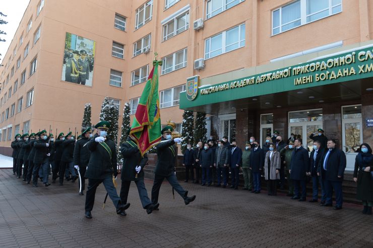 Робоча поїздка Голови Верховної Ради України Дмитра РАЗУМКОВА до Хмельницької області.
Національна академія Державної прикордонної служби України імені Богдана Хмельницького. 
Цей  вищий військовий навчальний заклад - єдиний в країні, який здійснює підготовку прикордонників.

Голови Верховної Ради поспілкувався з  педагогічним колективом і слухачами та вручив відзнаки Верховної Ради України.
